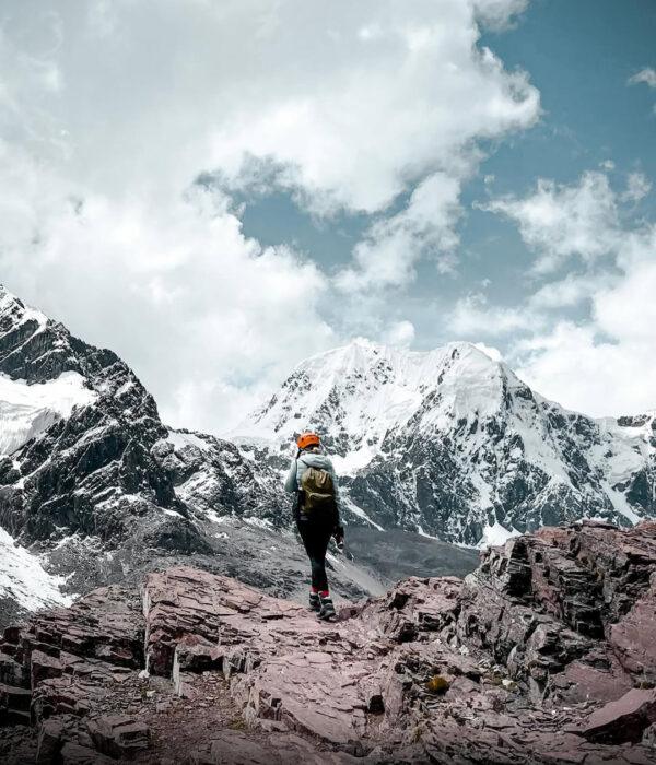 Descending from the Jampa peak