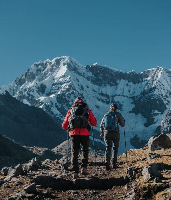 Walking to the Arapa Pass